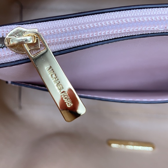 MICHAEL KORS
Emilia Large Pebbled Leather Tote Bag Powder Blush color - Picture 13 of 14